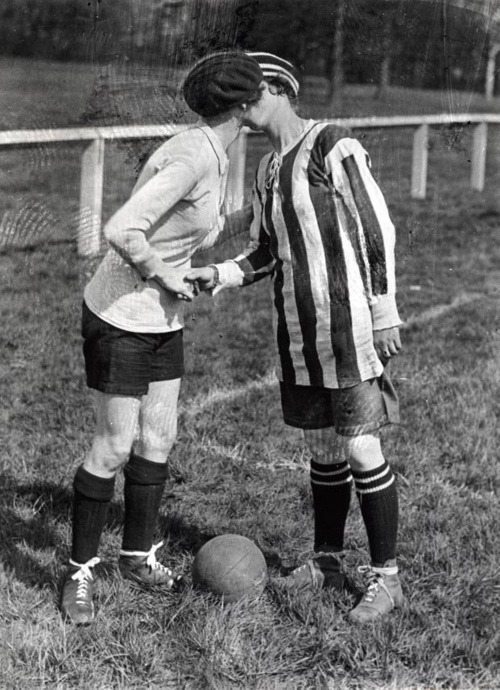 Women’s football. The team captains greet each other with a kiss. England, Preston, 1920. Nationaal Archief, The Netherlands